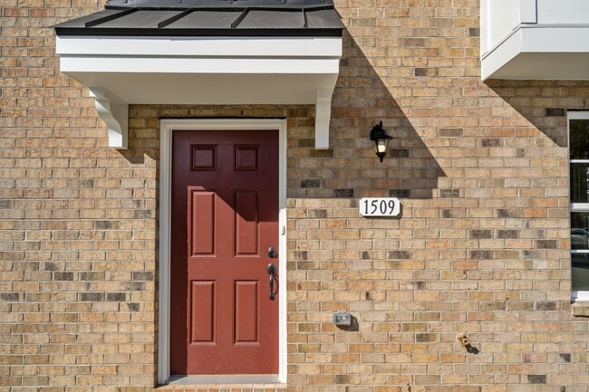 Building Photo - 1509 Newpoint Dr