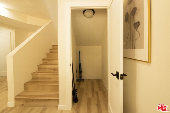 Building Photo - 9042 Phyllis Ave