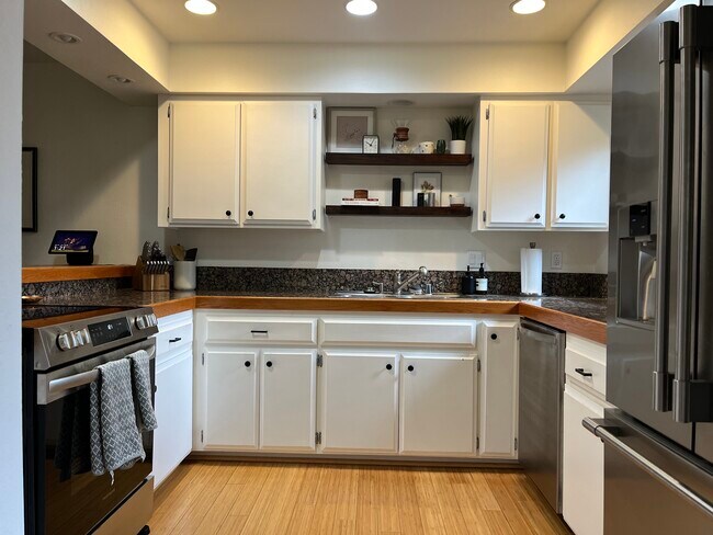 Building Photo - 688 Wilson Way