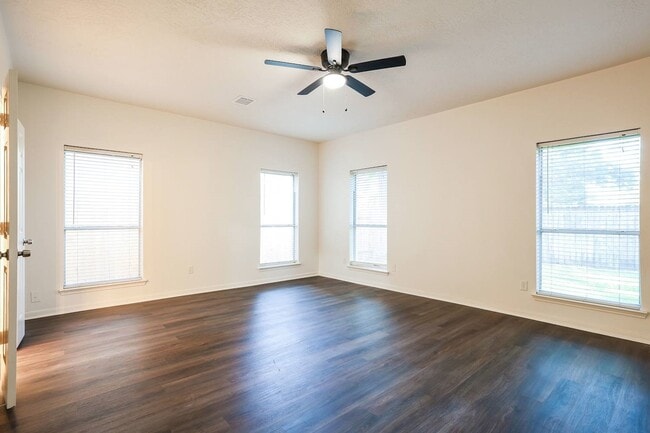 Building Photo - 8618 Discus Dr