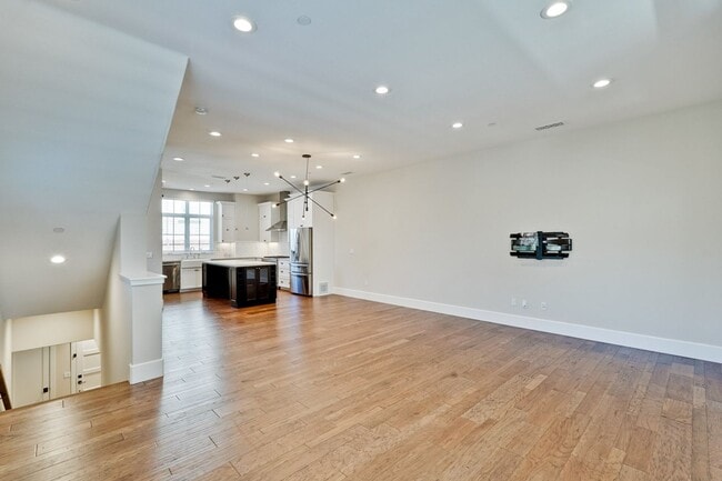Building Photo - Modern Living in the Heart of Downtown Cam...