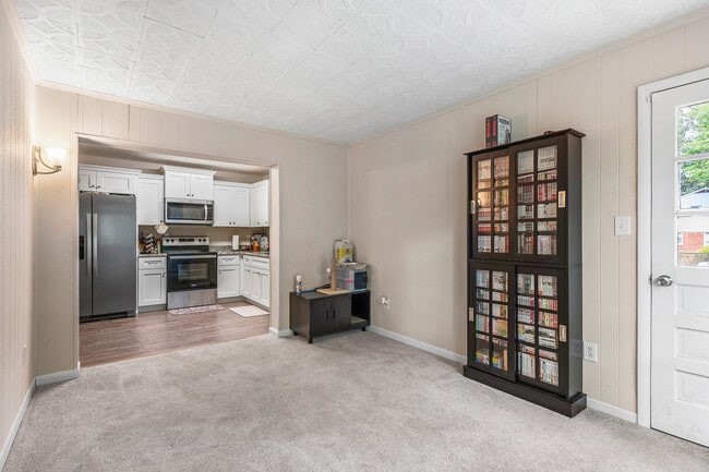 Building Photo - 222 Belray Dr