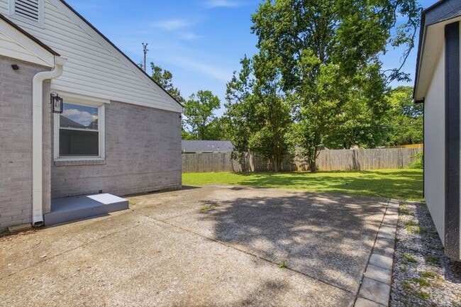 Building Photo - 240 Ridgeway Dr