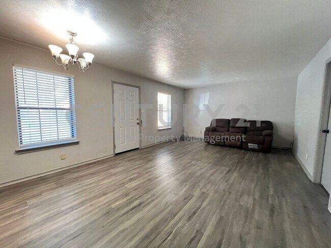 Building Photo - Spacious 2/1.5 Apartment in Denton Great for Roommates!