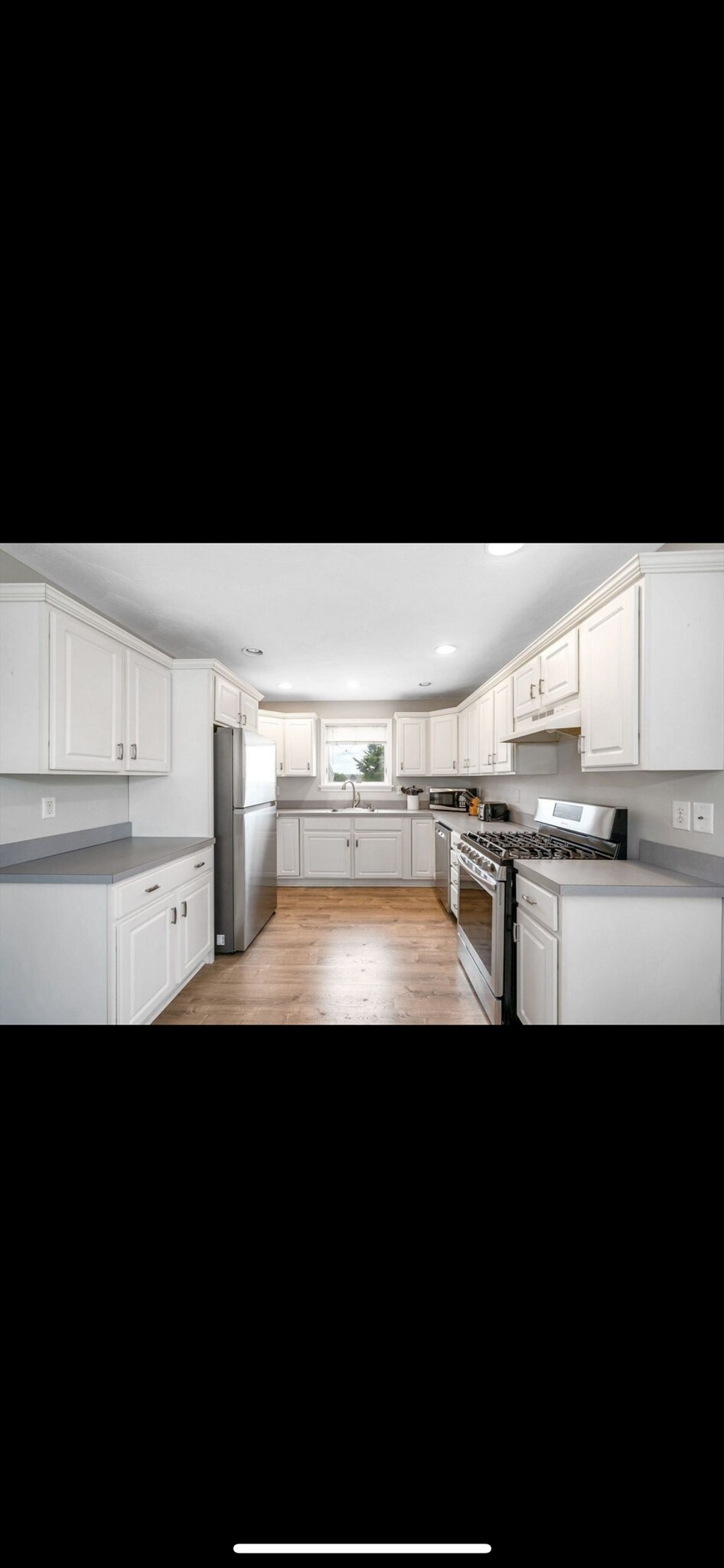 Building Photo - 561 North End Blvd