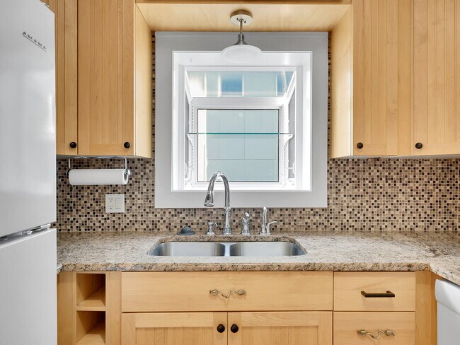 Building Photo - $2,295.00, 1 Bed, 1 Bath Home in Denver