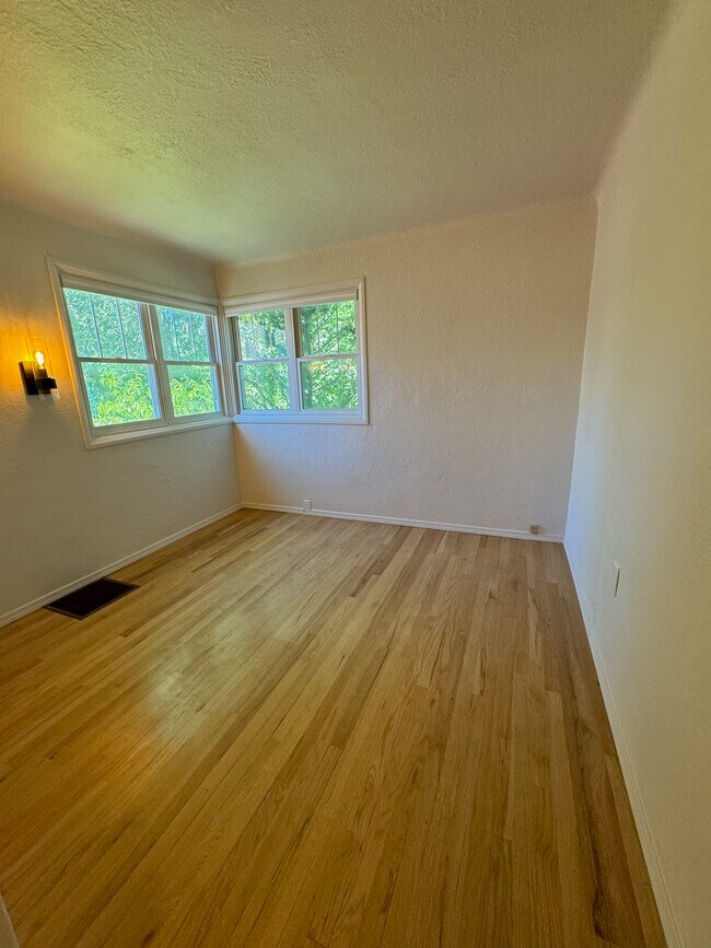 Building Photo - 978 E 5th Ave