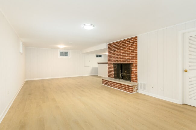 Building Photo - 924 Brookline Ln