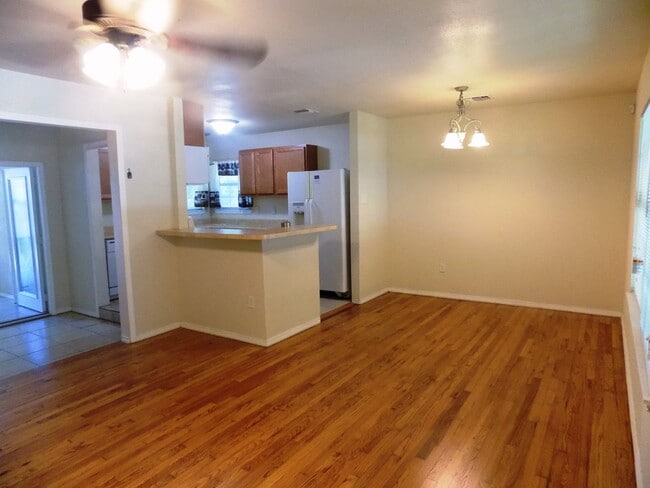 Building Photo - 636 W Norwood Ct