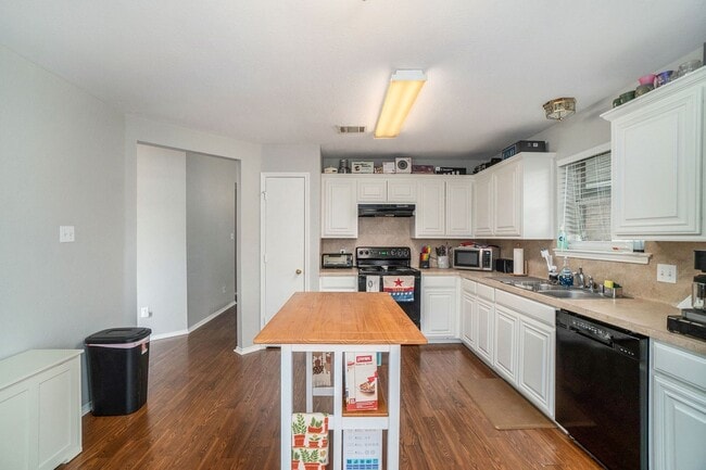 Building Photo - Beautifully Crafted 3-2-2 in Fort Worth!