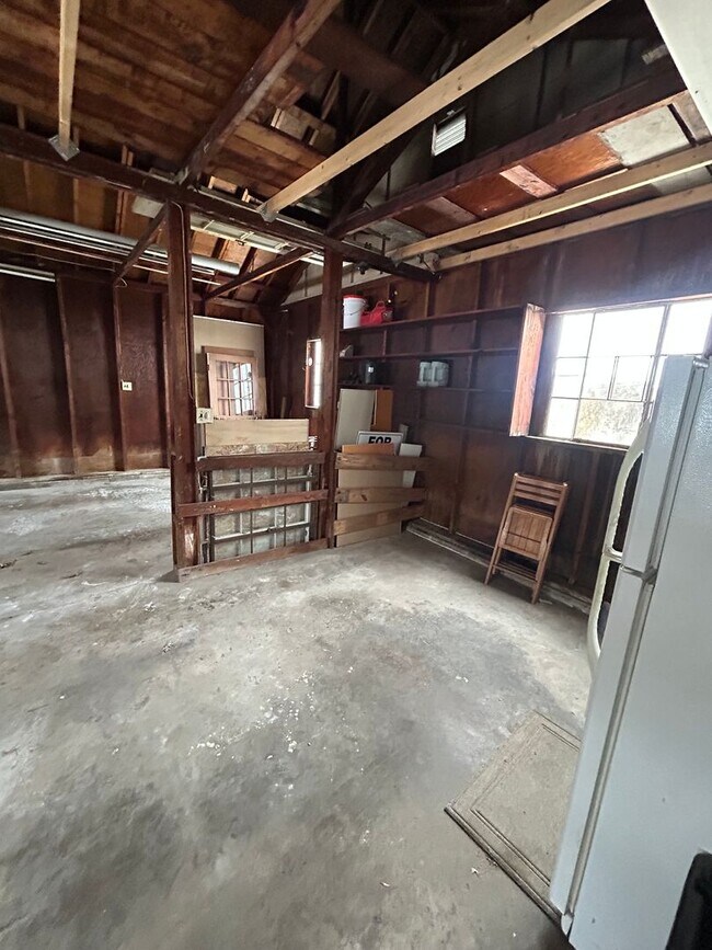 Building Photo - 4 Bed, 2 Bath House