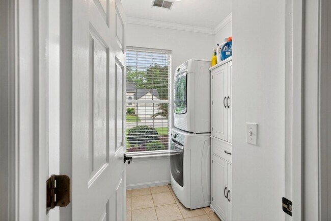 Building Photo - 5409 Dwight Dr