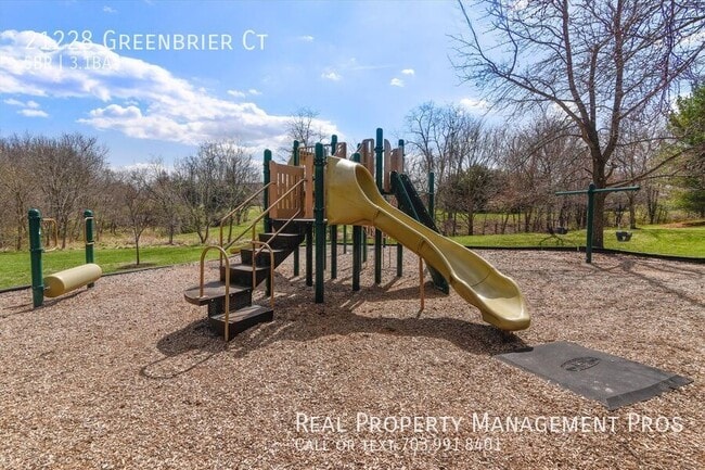 Building Photo - 21228 Greenbrier Ct