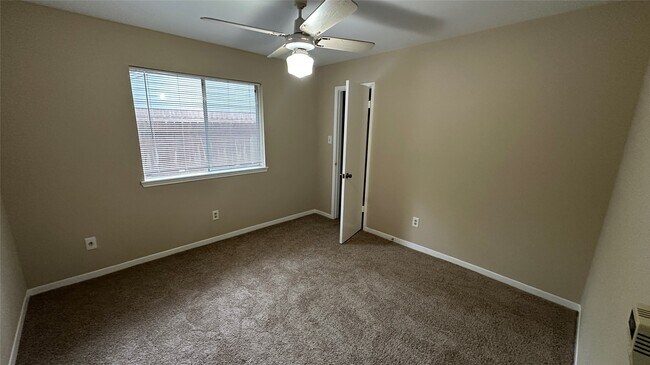 Building Photo - 13 N Deerfoot Cir