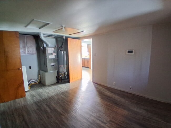 Building Photo - 913 Forrest St