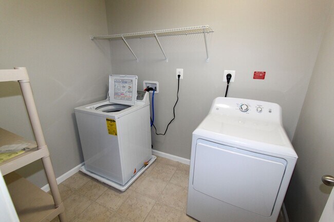 Building Photo - 4 Bed, 2.5 Bath Single Family Home in Mart...