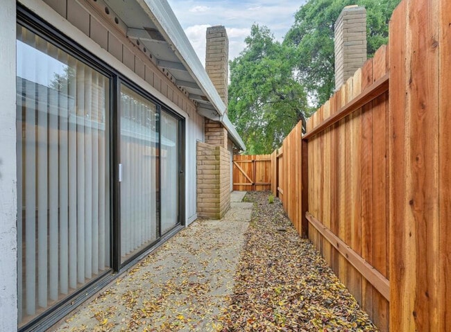 Building Photo - 6340 Sorrell Ct