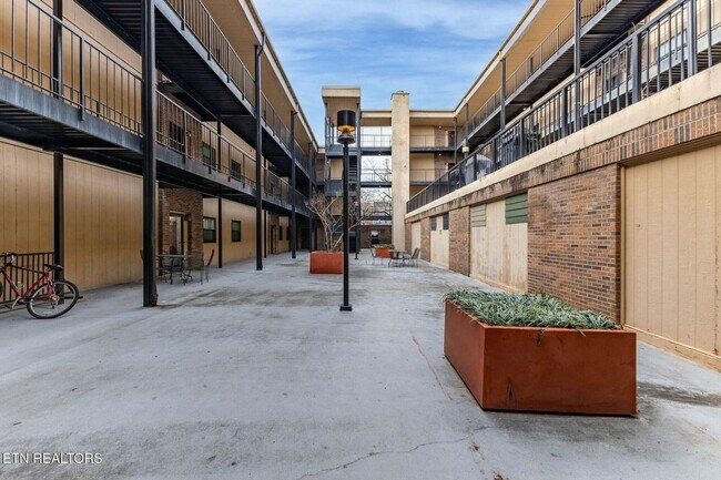 Building Photo - Spacious Renovated 3-Bedroom Condo Near UT...
