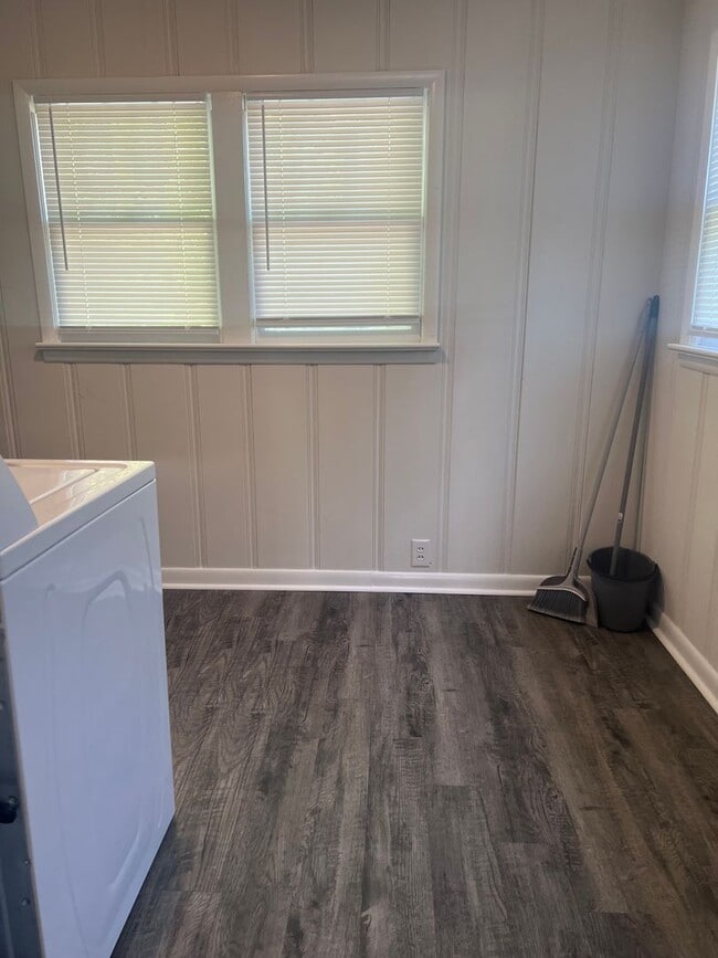 Building Photo - 4 bedroom 2 Bath - Available Now