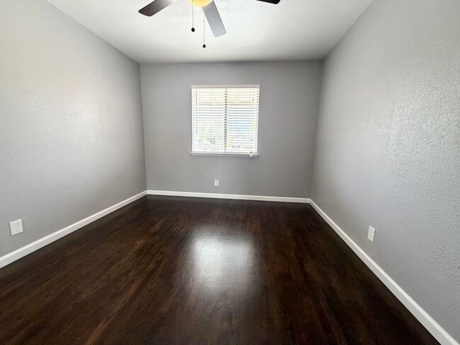 Building Photo - 7616 Dartmoor Ave
