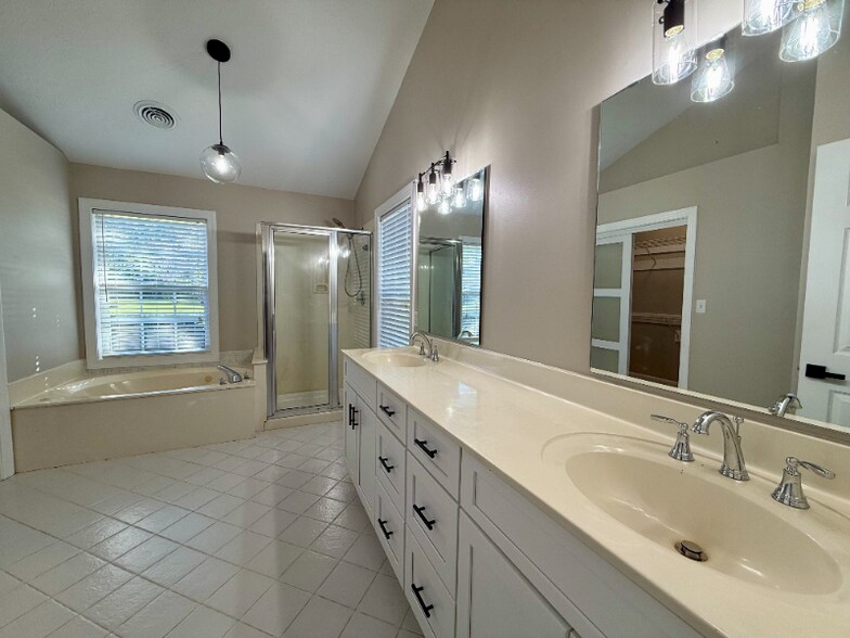 Building Photo - 9511 Indigo Club Dr