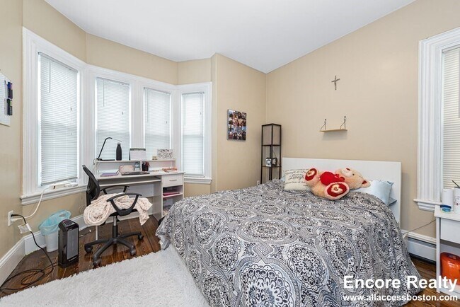 Building Photo - 1566 Tremont St