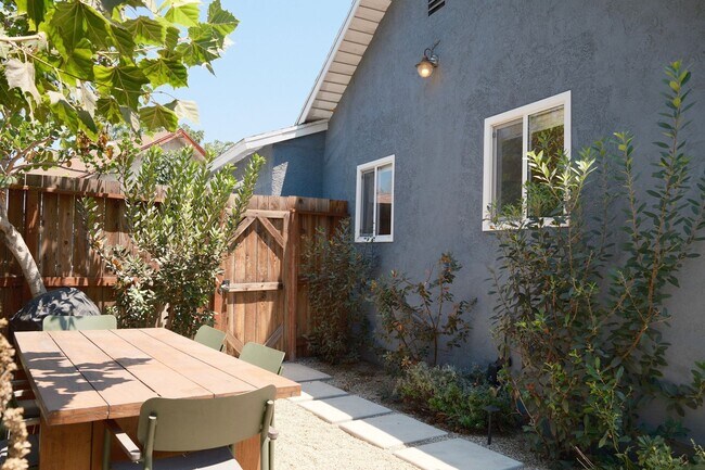 Building Photo - Charming 3bed/2 Bath Private Gated Main House with Vaulted Ceilings, Parking, and Laundry in the ...