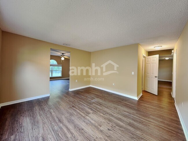 Building Photo - 16452 Corner Lake Dr