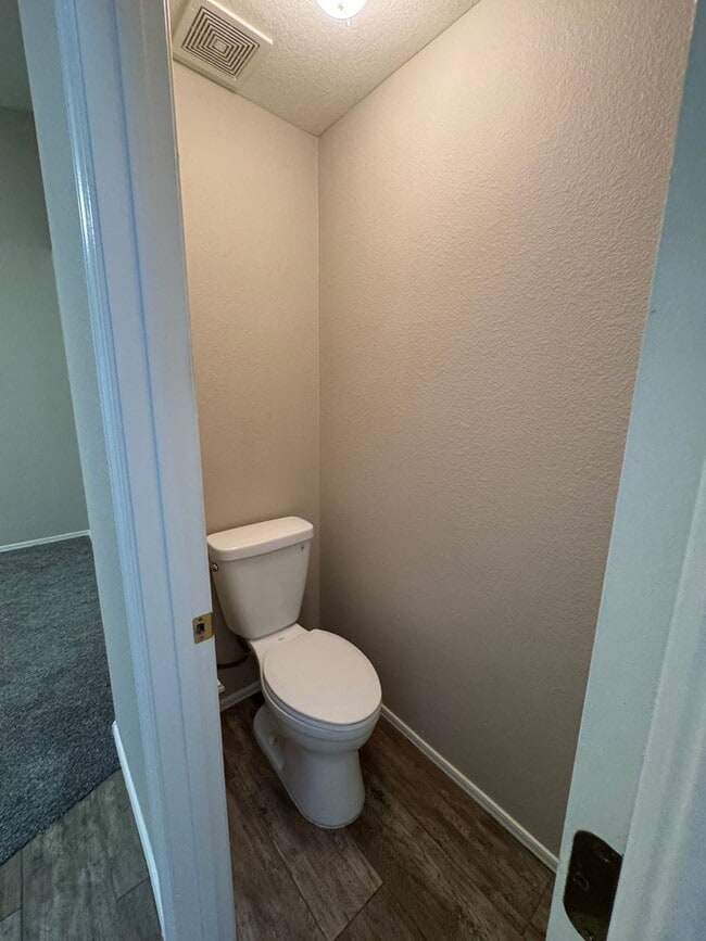 Building Photo - Beautiful 2 Bedroom 2 bath single level fo...
