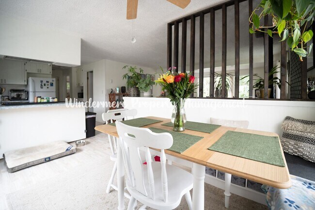 Building Photo - Sunny, Bright 2 bedroom in Poulsbo, Community Beach/Playground