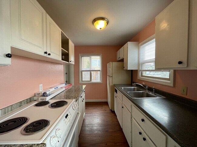 Building Photo - 2Bd 1 Ba Classic NE Portland Home With Fenced Backyard! Washer/Dryer Hookups.