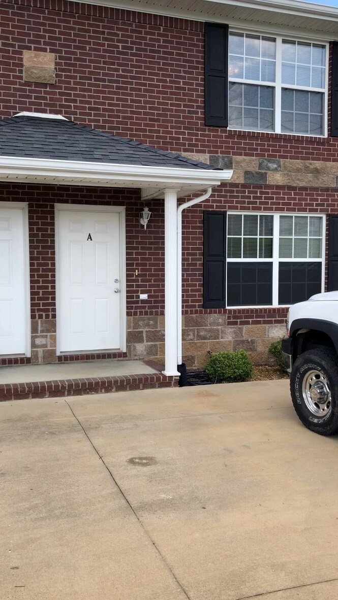 Building Photo - 105 Jay Max Way