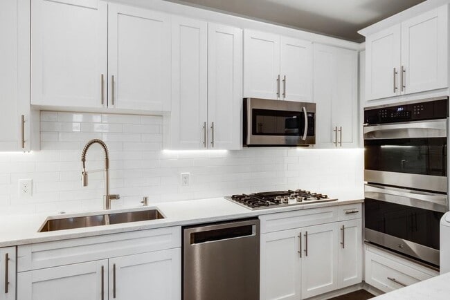 Building Photo - 564 Parkway Dr NE