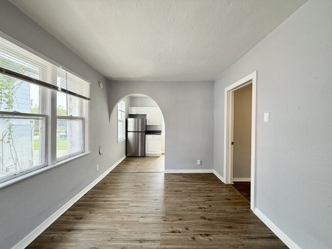 Building Photo - 711 18th Ave S