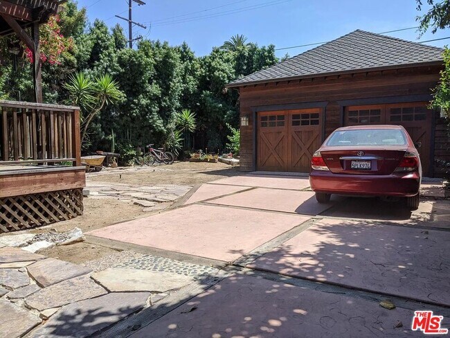 Building Photo - 2810 S Normandie Ave