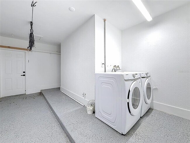 Building Photo - 2161 Edythe Dr