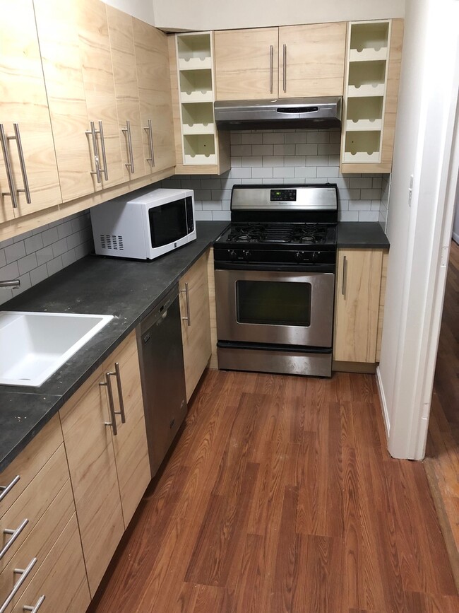 Building Photo - West End Giant