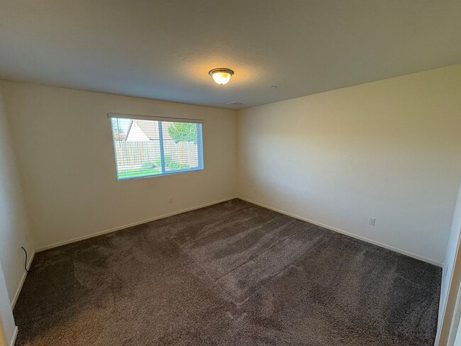 Building Photo - Beautiful Visalia Home Available Now!