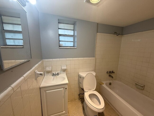 Building Photo - Charming 1 bedroom in the heart of St Petersburg !