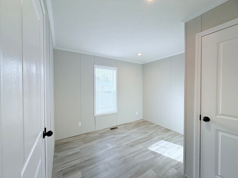 Building Photo - 29805 Jamestown Dr