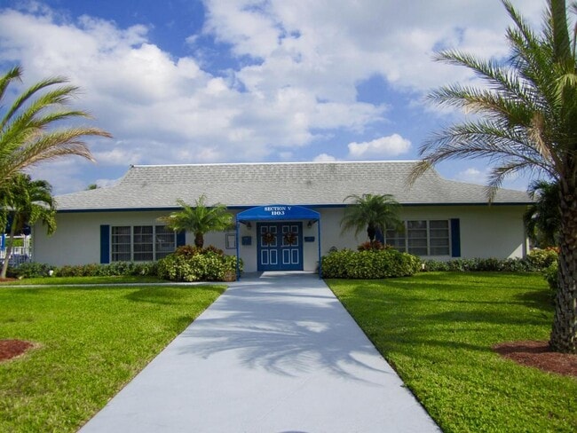 Building Photo - 1227 Club Dr W