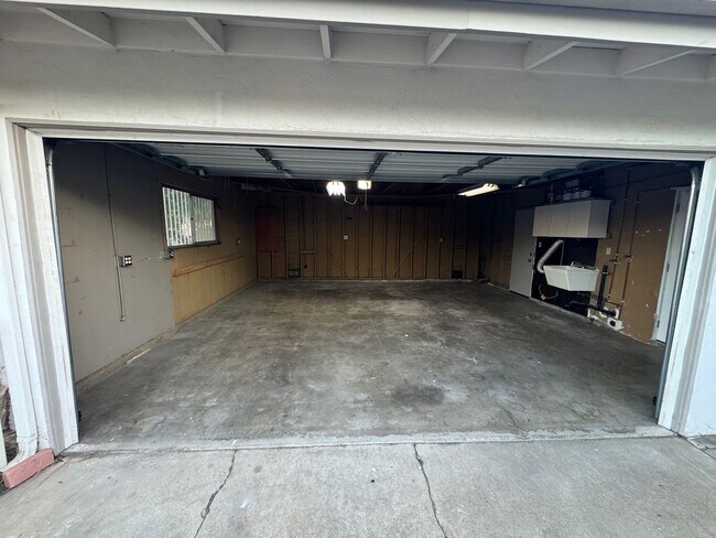 Building Photo - Remodeled 3 Bed / 2 Bath Single-Family Home | Garage, Big yard