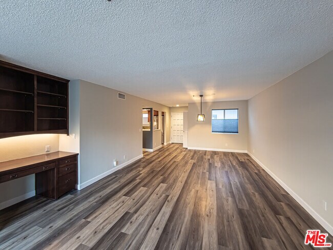 Building Photo - 625 E Del Mar Blvd