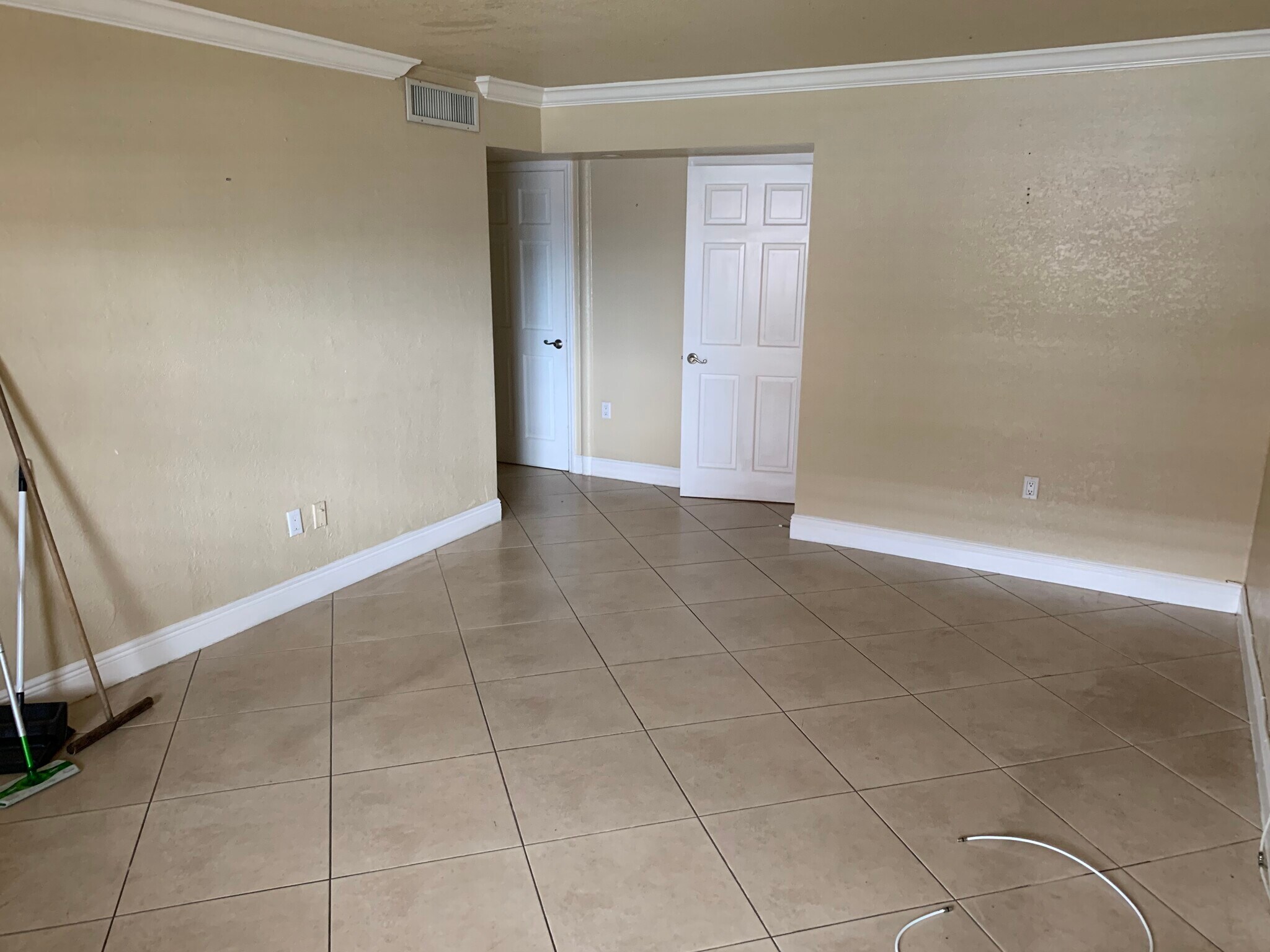 Building Photo - 1335 W 68th St