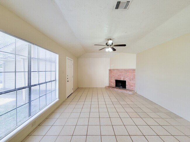 Building Photo - 10059 Emerald Creek Dr