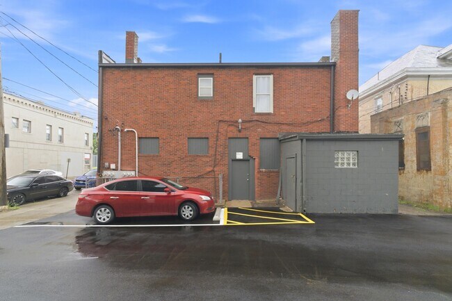 Building Photo - 804 1/2 E Main St