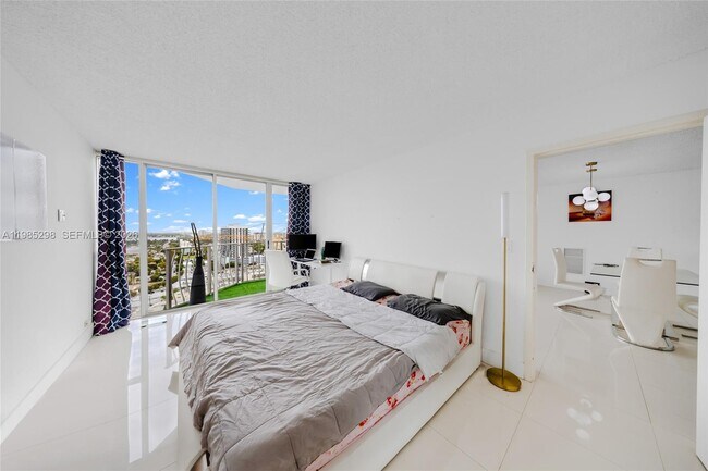 Building Photo - 7601 E Treasure Dr