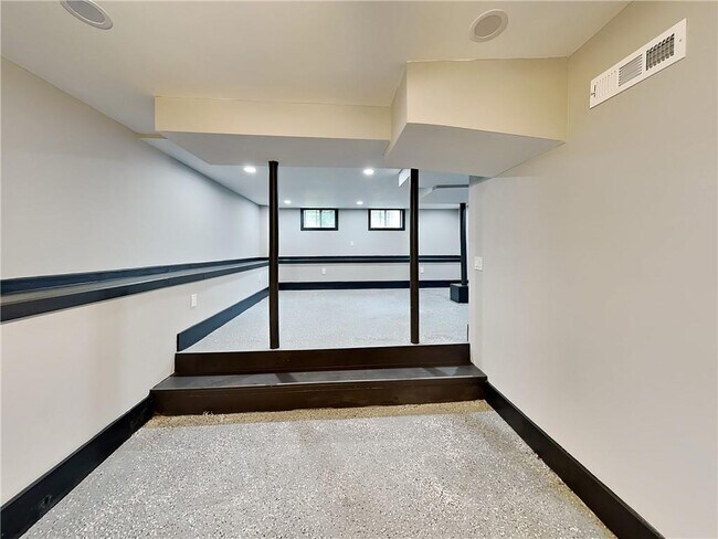 Building Photo - 2147 Cascade Rd