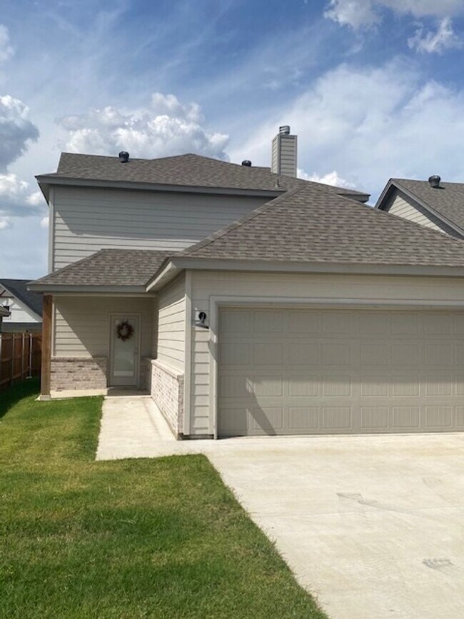 Building Photo - 4/2.5/2 - GREAT LOCATION near downtown and...