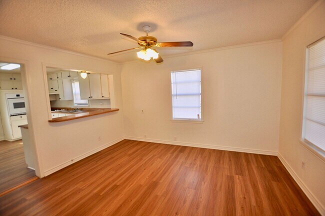 Building Photo - FOR LEASE! 1 BR - 1 BA Frame Home in Weatherford with Large Fenced Backyard